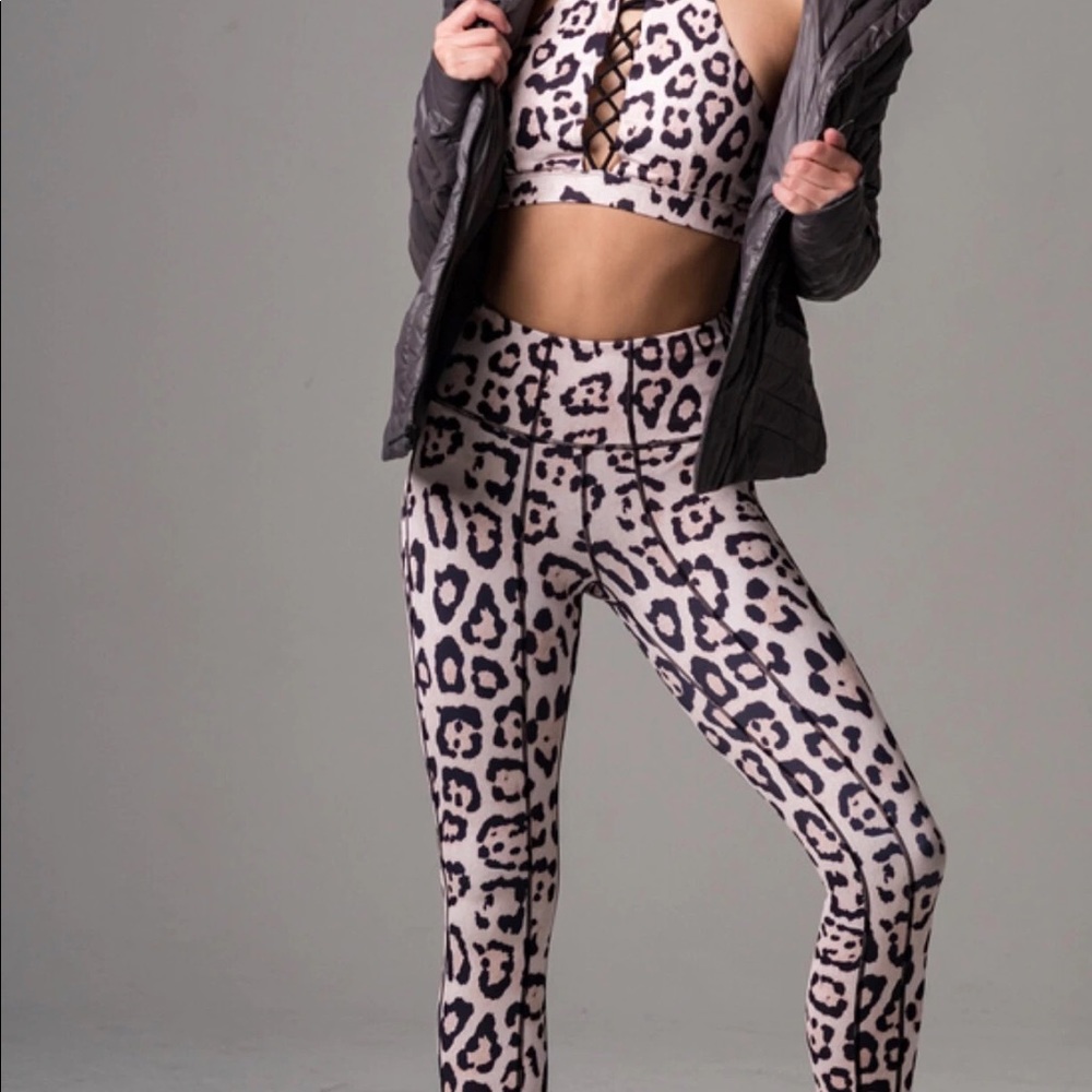 NWT- leo leggings!💜💜💜